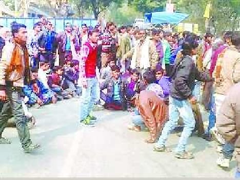 The body was put on road, protest 